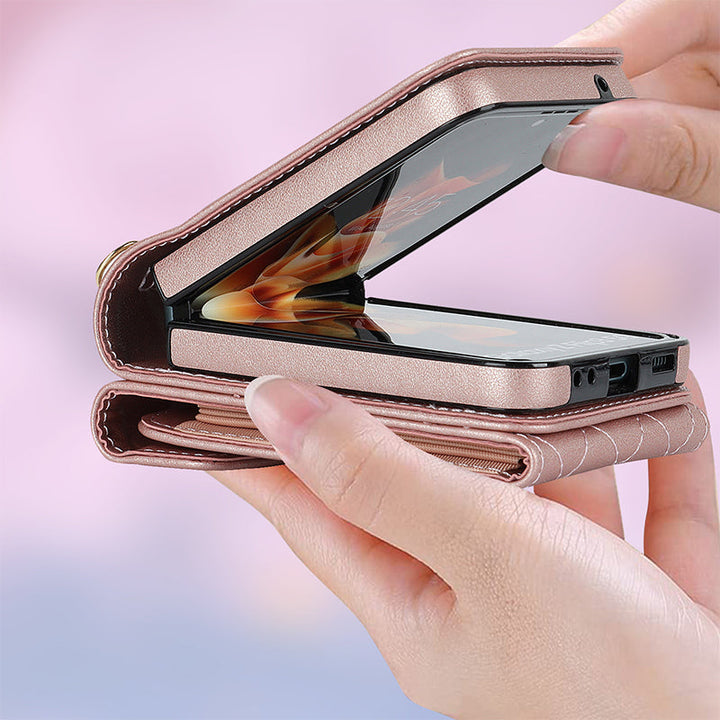 "Elegant plånboksfodral för Samsung Galaxy Z Flip i präglat läder, visar kortplatser och skyddande design."