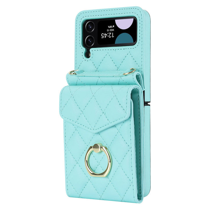 "Elegant plånboksfodral för Samsung Galaxy Z Flip i präglat läder, visar kortplatser och skyddande design."