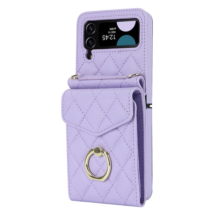 "Elegant plånboksfodral för Samsung Galaxy Z Flip i präglat läder, visar kortplatser och skyddande design."