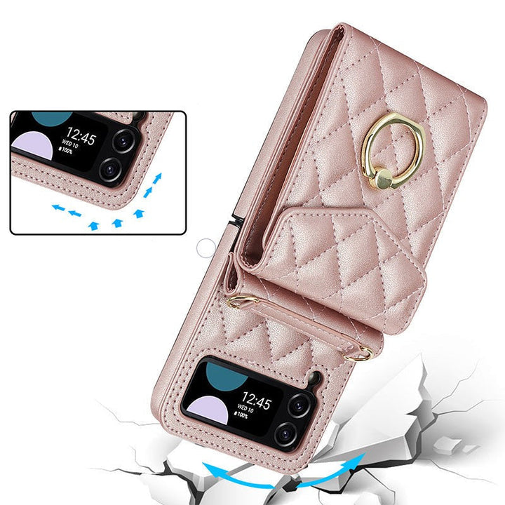 "Elegant plånboksfodral för Samsung Galaxy Z Flip i präglat läder, visar kortplatser och skyddande design."