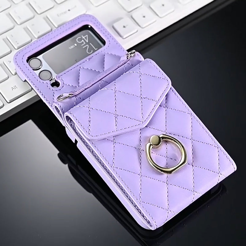 "Elegant plånboksfodral för Samsung Galaxy Z Flip i präglat läder, visar kortplatser och skyddande design."