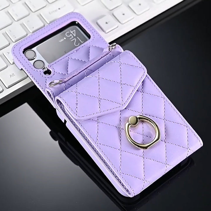 "Elegant plånboksfodral för Samsung Galaxy Z Flip i präglat läder, visar kortplatser och skyddande design."