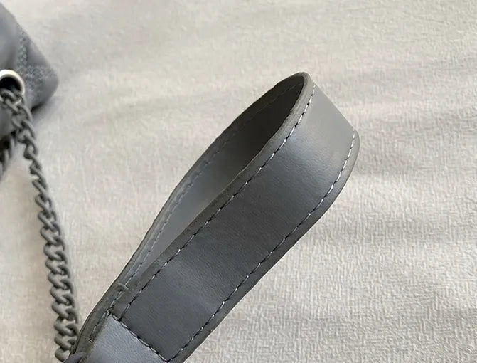 Tidlös elegant quiltad damväska med praktisk axelrem. Passar både till fest och casual look.