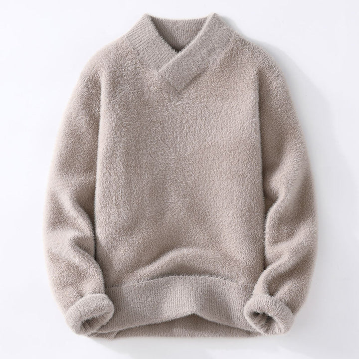 Grå v-ringad damtröja, trendig och bekväm för vintern, utmärkt för en casual men elegant stil.