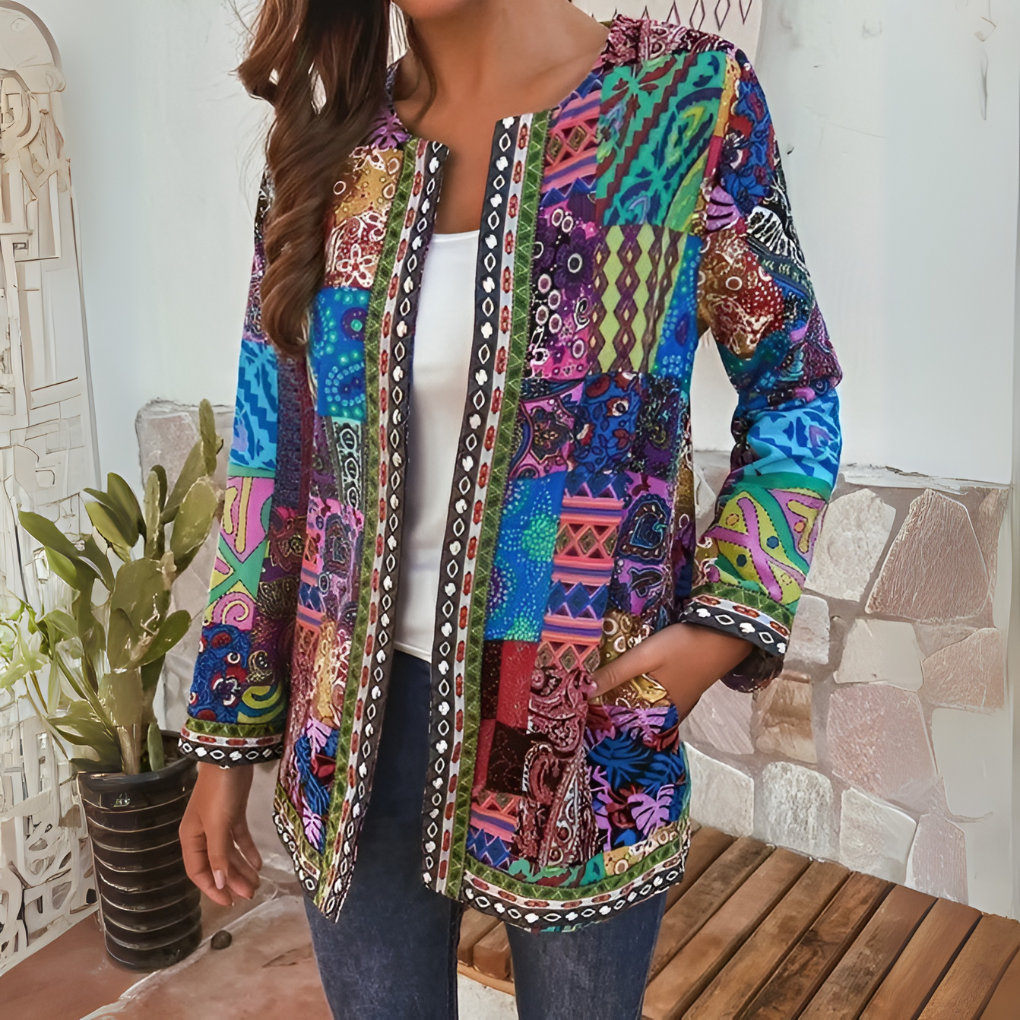 Vintage inspirerad stickad damkofta i rött. Elegant v-hals cardigan för en tidlös stil.