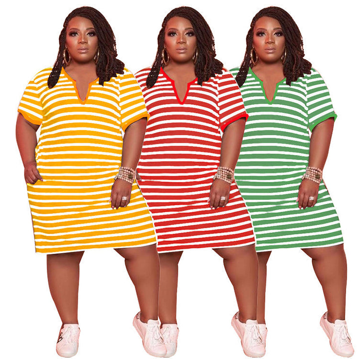 "Elegant randig sommarklänning med V-ringning och slits, perfekt för sommardagar. Casual stil i mjukt bomullsmaterial."