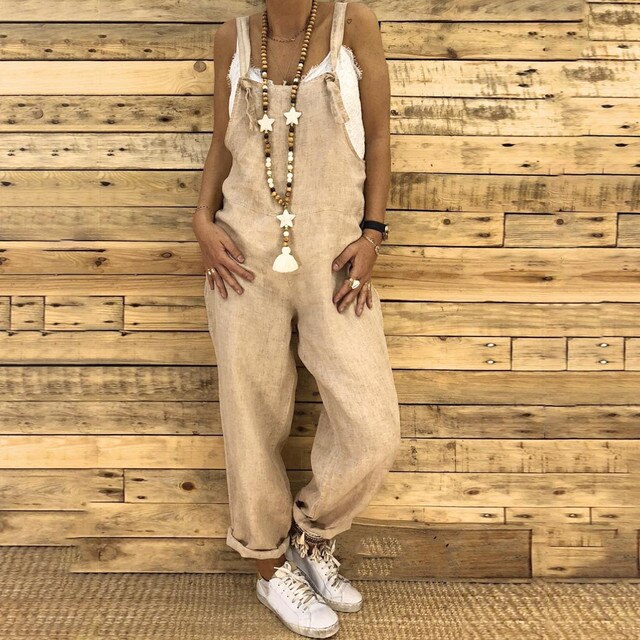 Dam hängselbyxor i bekväm retrostil. Perfekt sommarstil för kvinnor, elegant och avslappnad. En mångsidig jumpsuit.