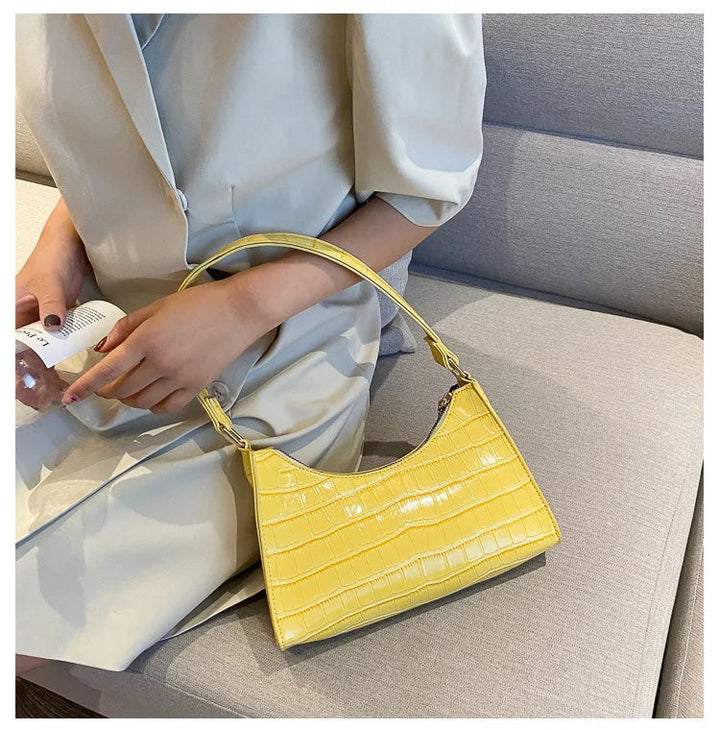 Elegant retro damhandväska med kedja, perfekt som axelväska eller crossbody. Stilren modeaccessoar för kvinna.