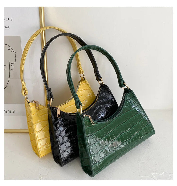 Stilren retro damhandväska med elegant kedjedetalj. Perfekt axelväska för kvinnor som söker en modeaccessoar.