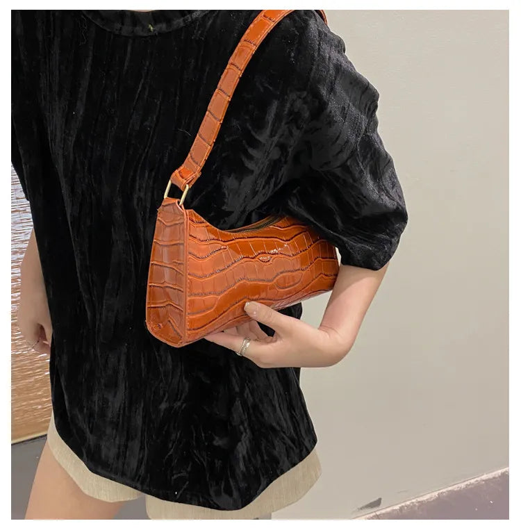 Elegant retro damhandväska med kedja. Axelväska/crossbody för stilmedvetna kvinnor. Tidlös modeaccessoar.