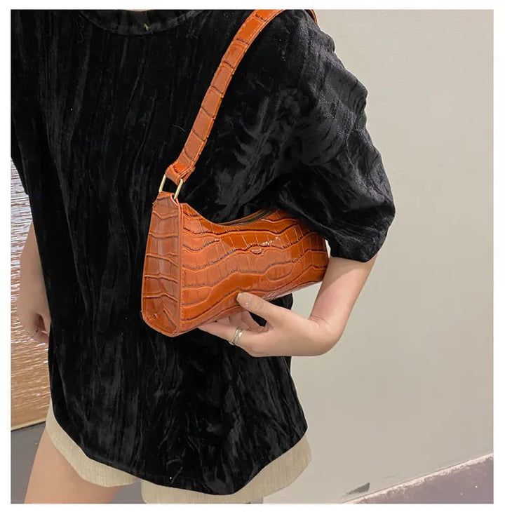 Elegant retro damhandväska med kedja. Axelväska/crossbody för stilmedvetna kvinnor. Tidlös modeaccessoar.