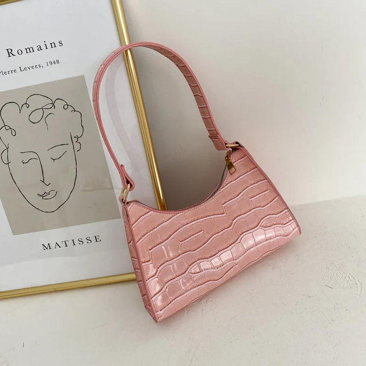 Exklusiv retro damhandväska med elegant kedja. Chic axelväska som lyfter varje kvinnas stil.