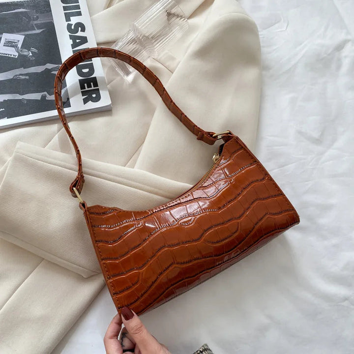 Damhandväska i retrostil med iögonfallande kedjedetalj. Elegant axelväska, perfekt för en chic outfit.