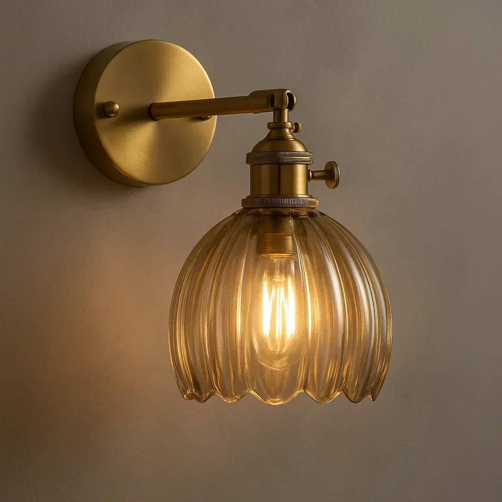 Elegant retro vägglampa med tulpanformat glas. Klassisk vintage belysning för stilfull heminredning.