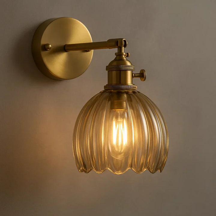 Elegant retro vägglampa med tulpanformat glas. Klassisk vintage belysning för stilfull heminredning.