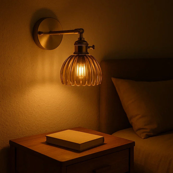 Stilren retro vägglampa med tulpanformat glas. Klassisk vintage belysning för modern eller klassisk inredning.