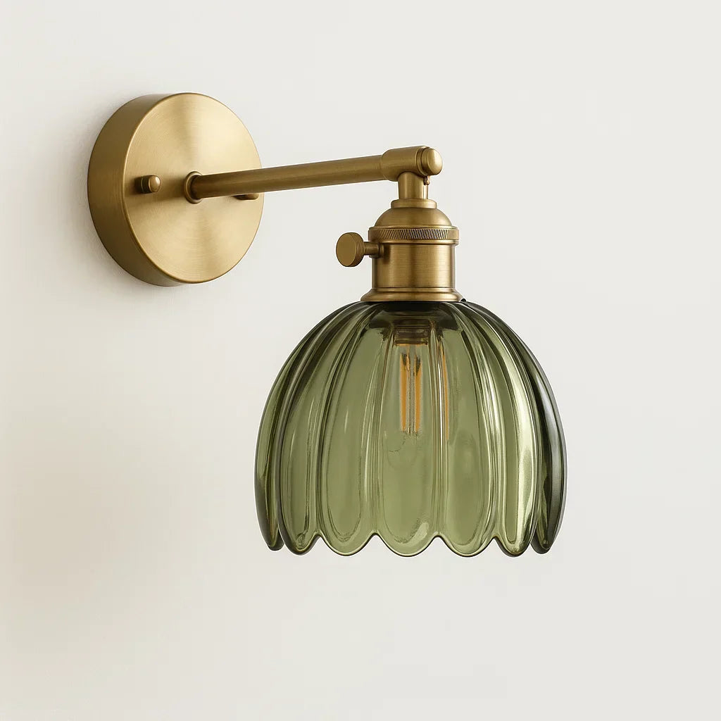 Tulpanformad glaslampa i retro design. Elegant vägglampa för vintage inredning och mysig atmosfär.