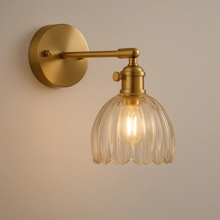 Vägglampa med tulpan glasdesign. Elegant retro stil för klassisk belysning och heminredning.