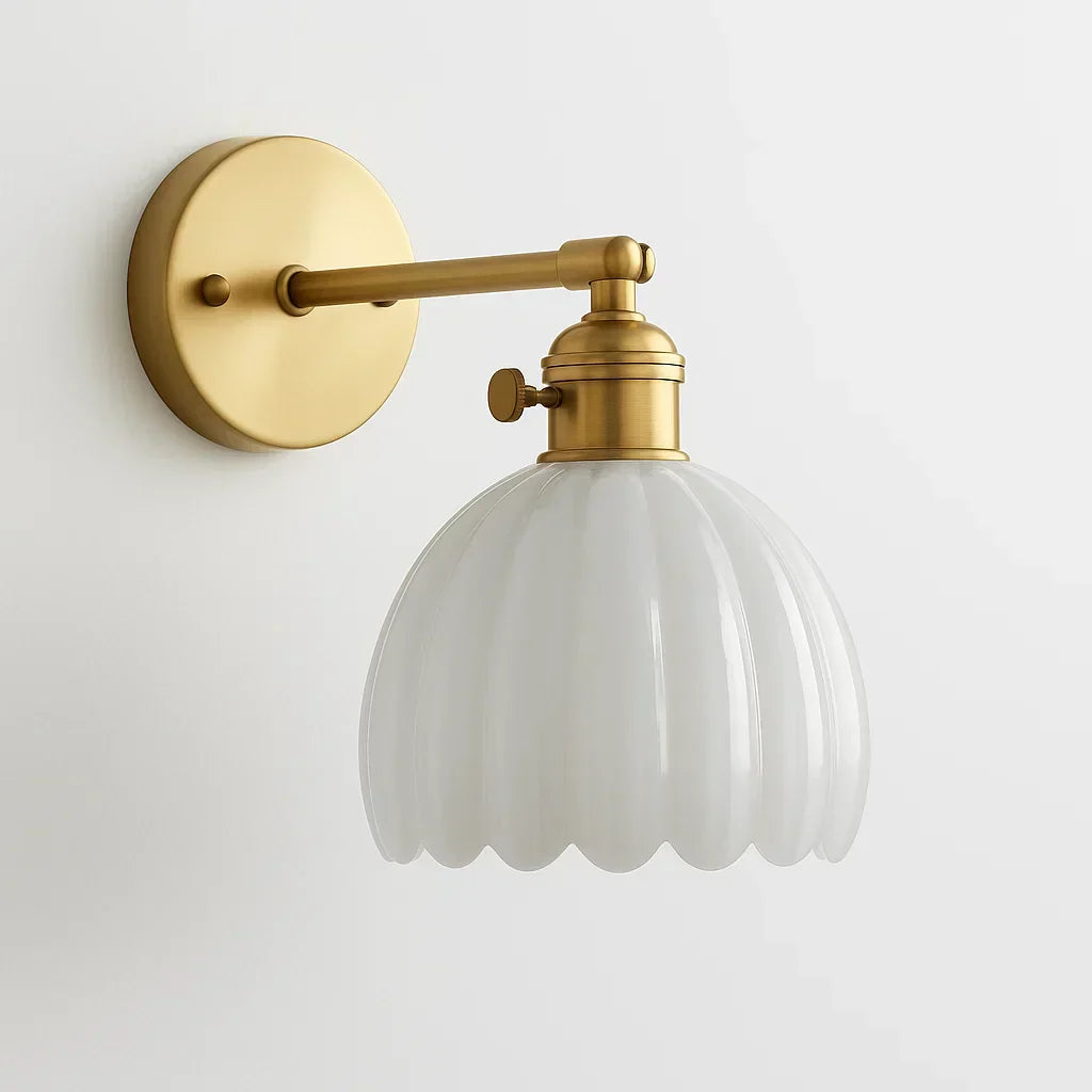 Klassisk retro vägglampa med tulpanmönstrat glas. Dekorativ belysning för stilren heminredning.