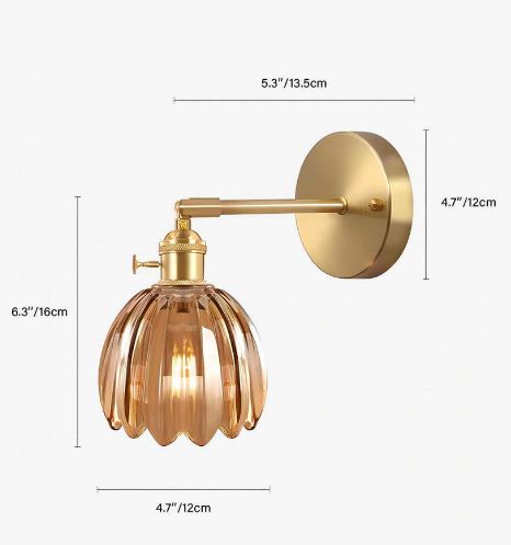 Vintage vägglampa med elegant tulpan glas. Retro design som ger en unik touch till din inredning.