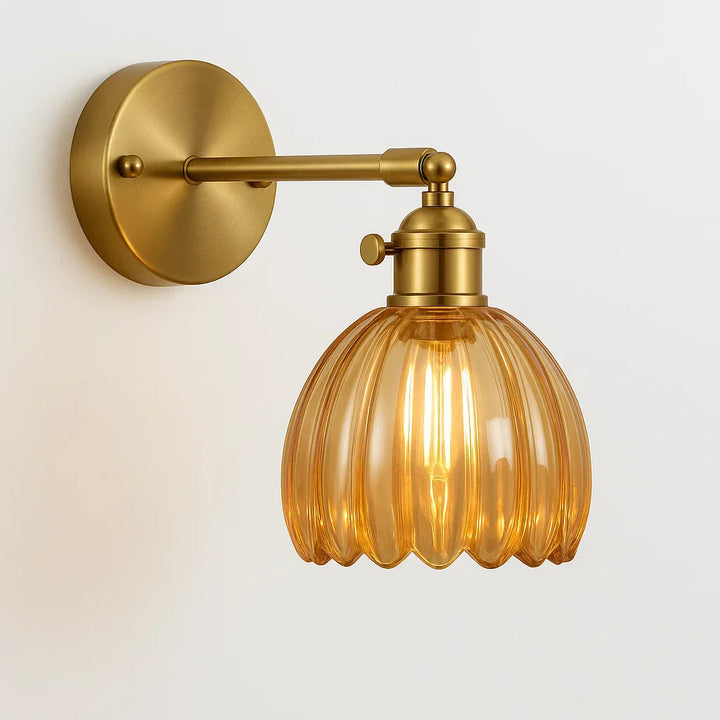 Retro vägglampa i tulpan design. Ger mjuk och stämningsfull belysning, perfekt för klassisk atmosfär.