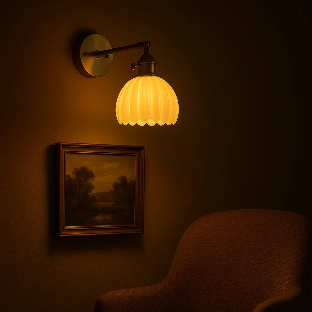 Elegant retro vägglampa med vacker tulpan glasdesign. Unik vintage belysning för heminredning.
