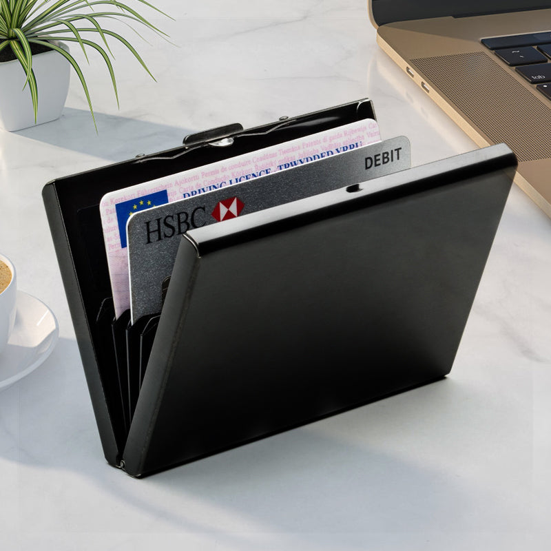 "Elegant RFID korthållare i rostfritt stål, rymmer 6 kort, lämplig för både män och kvinnor, skyddar mot obehörig skanning."