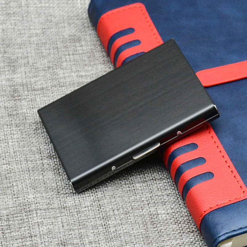 "Elegant RFID korthållare i rostfritt stål, rymmer 6 kort, lämplig för både män och kvinnor, skyddar mot obehörig skanning."