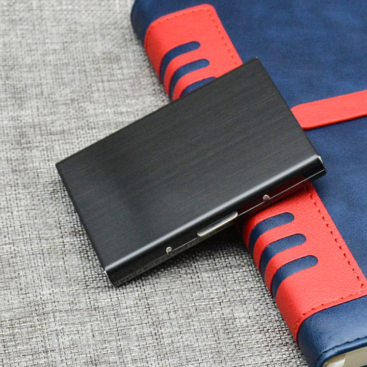 "Elegant RFID korthållare i rostfritt stål, rymmer 6 kort, lämplig för både män och kvinnor, skyddar mot obehörig skanning."