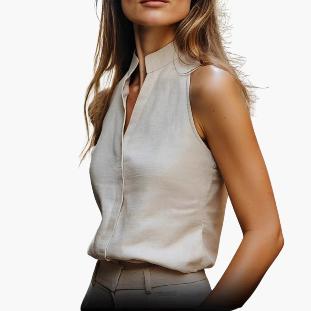 Stilren damtopp med unik delad krage, ärmlös design för en elegant look i både vardag och arbete.