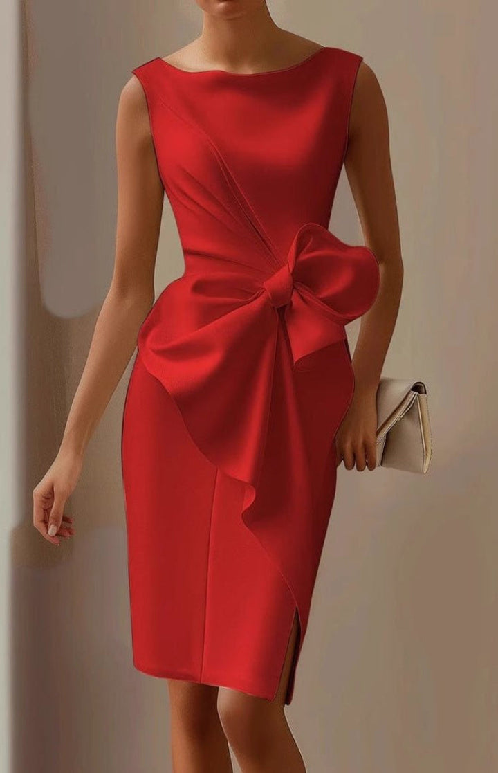 Detaljbild på Stephanie, ärmlös cocktailklänning. Rosetten och den figurnära midjan framhävs elegant.