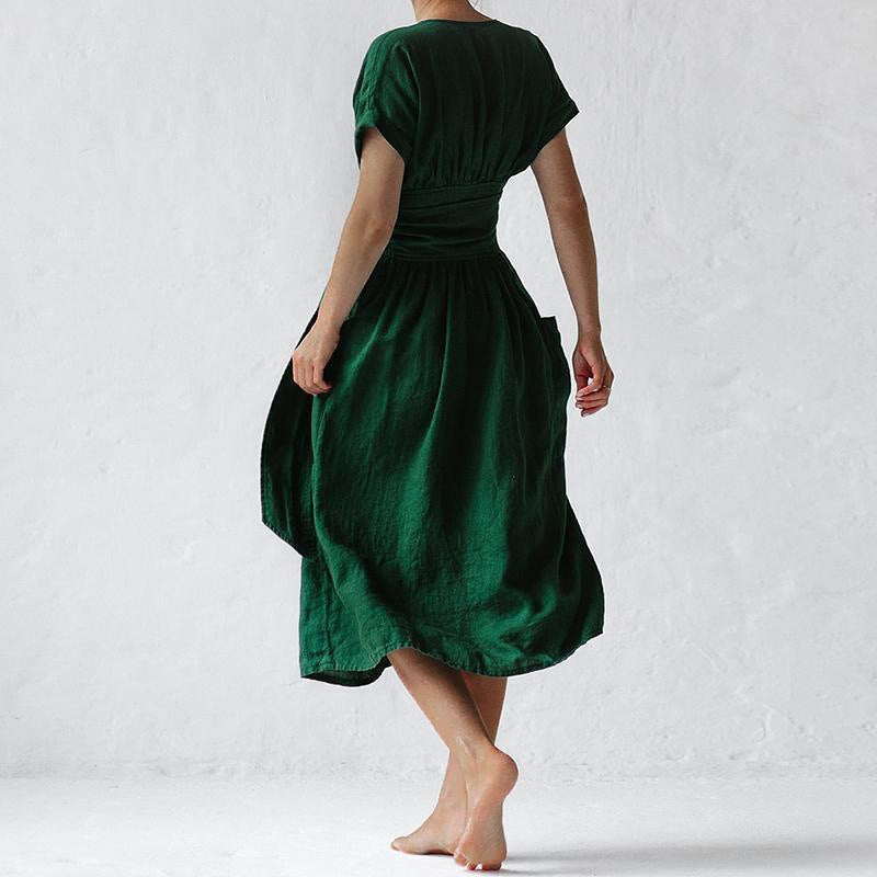 "Elegant rosa damklänning med hög midja, V-ringning, korta ärmar och fickor, perfekt för stilfulla tillfällen."