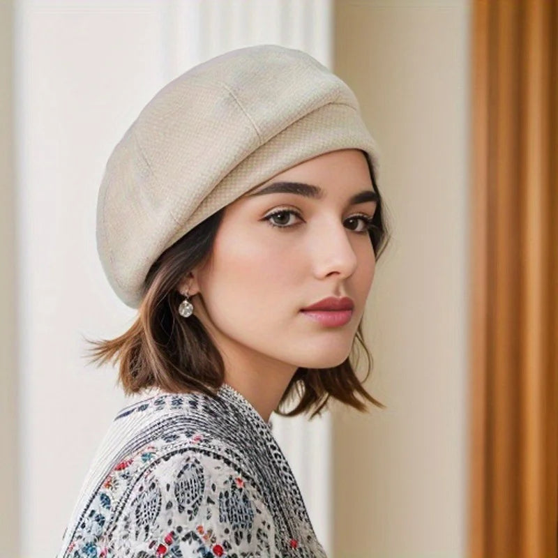Grå elegant dammössa Luna i mjuk stickad ull. Vintermössa som håller dig varm med parisisk stil.