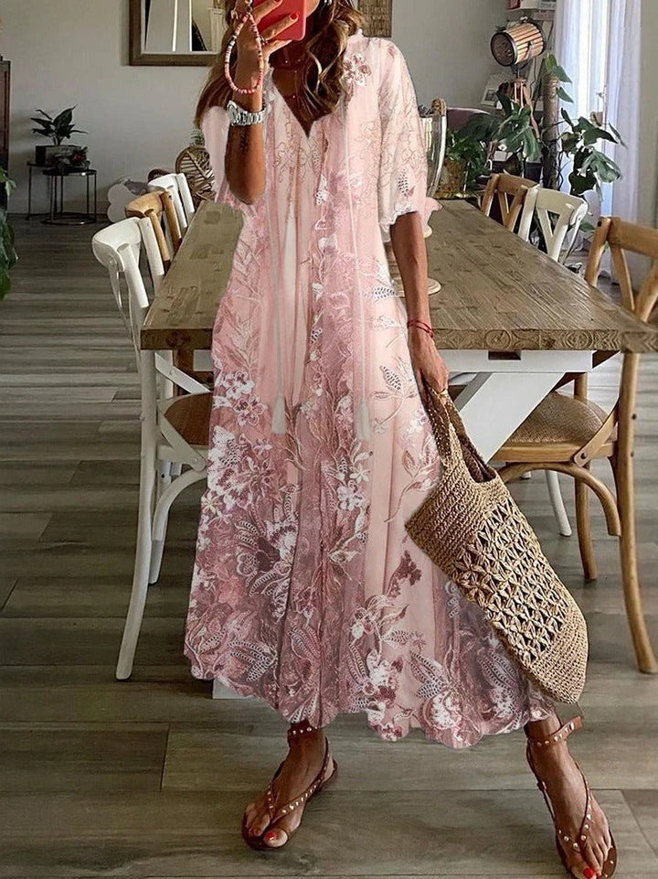 Elegant rosa maxiklänning i spets med blommigt mönster. Perfekt som fest- eller sommarklänning för dam.