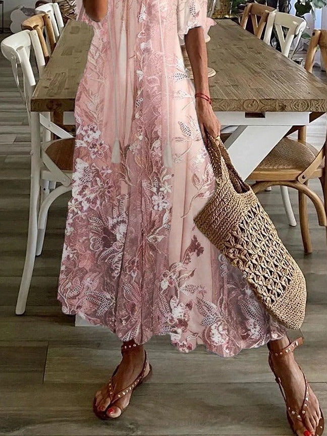 Vacker dam maxiklänning i rosa spets, elegant blommig design. Perfekt vårklänning, festklänning.