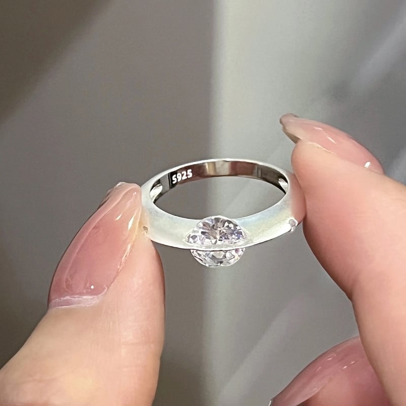 Elegant roterande diamantring i silver och guld, perfekt damring för vardag & fest. Unikt smycke.