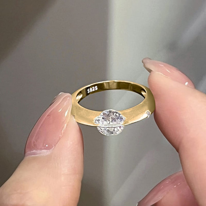 Närbild av CelestiRing roterande damring i S925 sterling silver med guldplätering & diamanter.