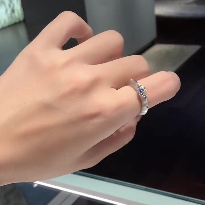 Kvinna bär elegant CelestiRing roterande diamantring; modernt smycke för stilmedvetna kvinnor.