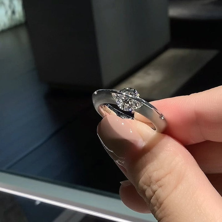 Unik roterande diamantring för kvinnor. Stressreducerande & vackert smycke i silver och guld.