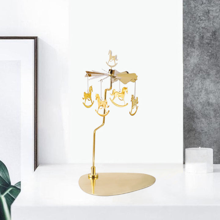 "Elegant roterande ljushållare i guld, med snurrande metalliska dekorationer för heminredning, skapar magisk atmosfär."