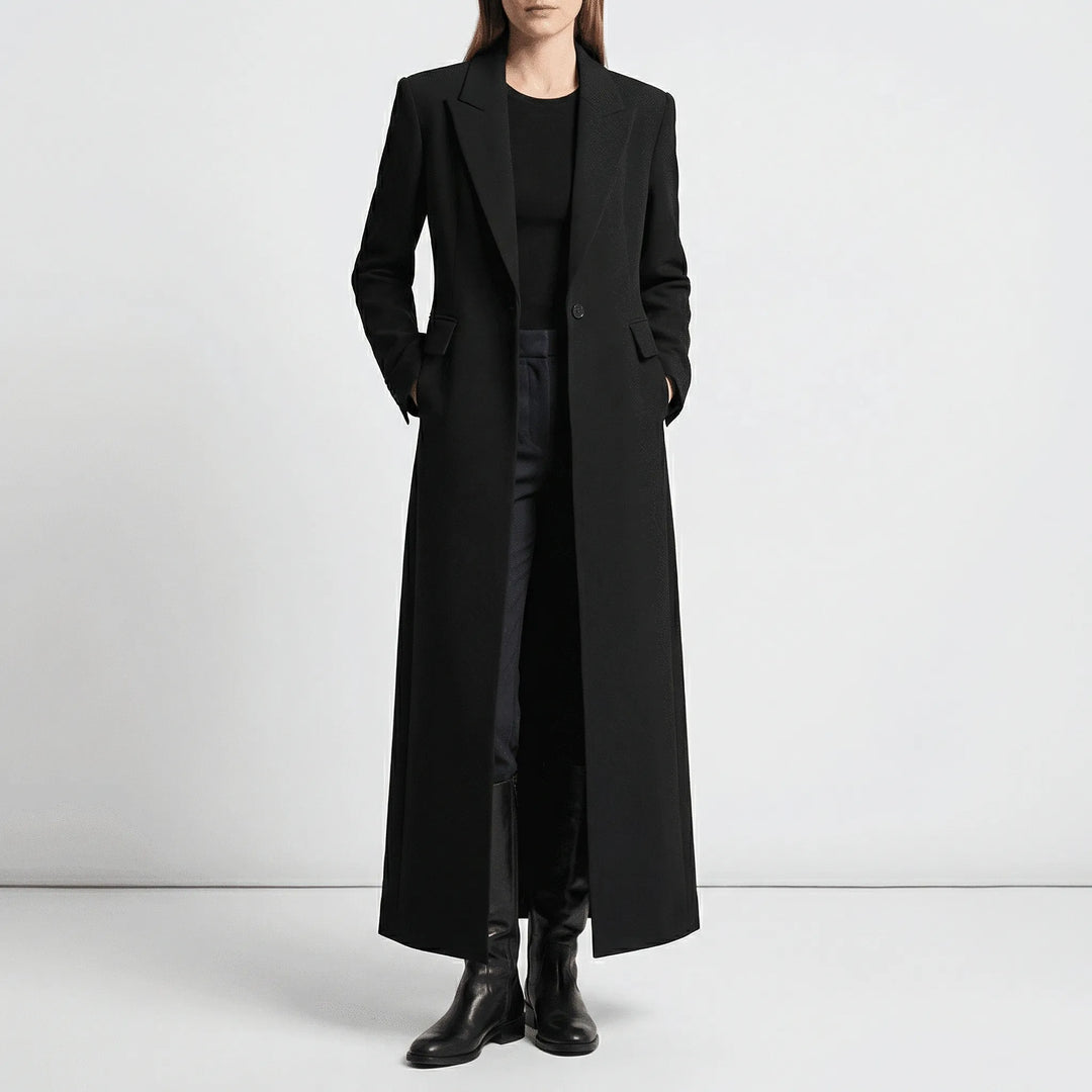 Modern damkappa, lång modell i rubinrött. Ett elegant figursytt ytterplagg för alla tillfällen.