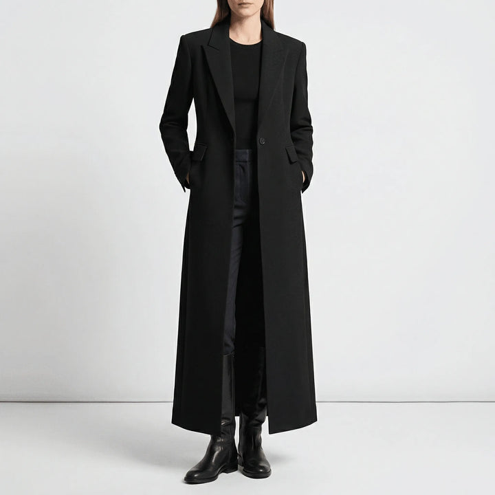 Modern damkappa, lång modell i rubinrött. Ett elegant figursytt ytterplagg för alla tillfällen.