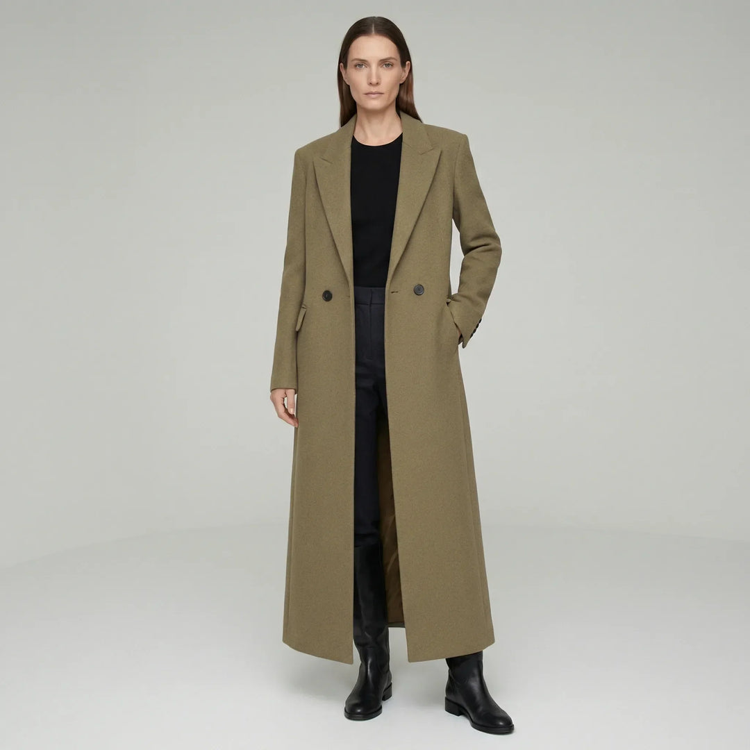 Exklusiv figursydd damkappa i djupt rubinrött. Lång elegant design för en tidlös och chic stil.