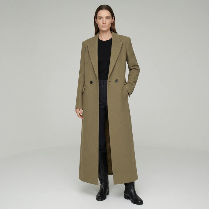 Exklusiv figursydd damkappa i djupt rubinrött. Lång elegant design för en tidlös och chic stil.