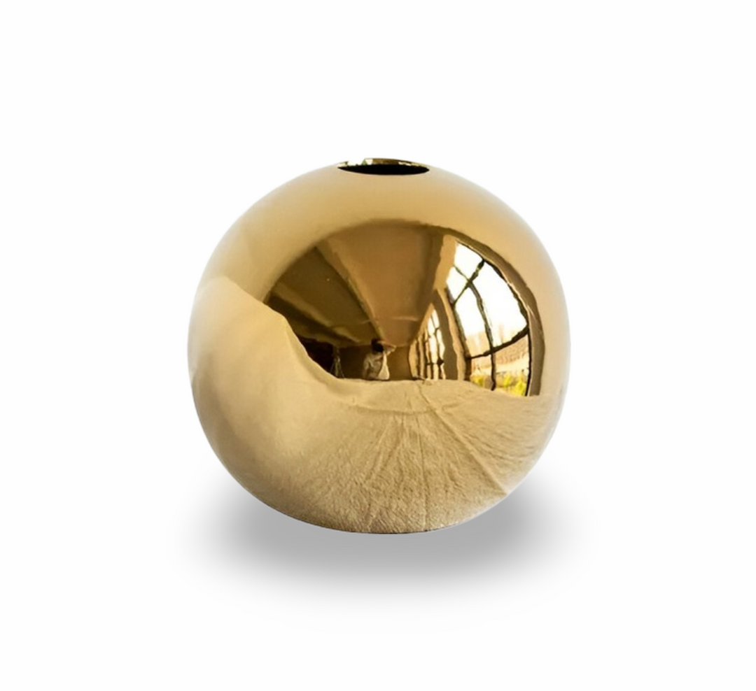 Glänsande gyllene keramikvas med slät rund yta, en elegant accent och modern inredningsdetalj för varje rum.