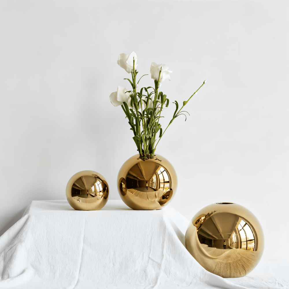 Gyllene keramikvas, rund design, modern blomvas för stilren inredning och dekoration i hemmet.