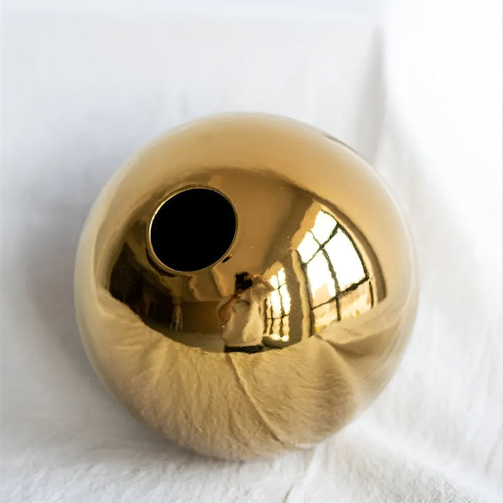 Designvas: rund gyllene keramik. En elegant och modern detalj som lyfter din heminredning.