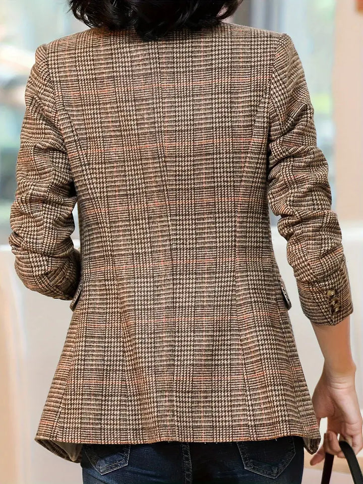 Rutig damkavaj som framhäver en sofistikerad kontorsstil med sin enkelknäppta design.