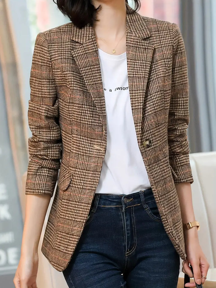 Formell damkavaj i diskret rutigt mönster, idealisk för att skapa en chic och professionell look.