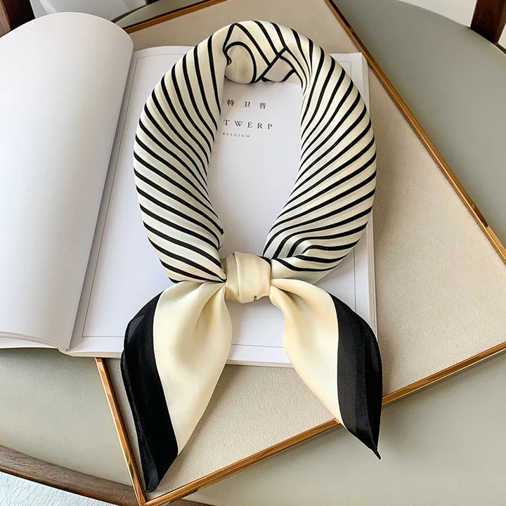 Elegant rutig damscarf, mångsidig modeaccessoar för en stilfull look. Kan bäras som halsduk eller hårband.